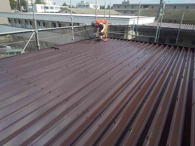 つくば市でラジカル（劣化因子）の発生を抑える高機能塗料でアパート折板屋根への上塗り