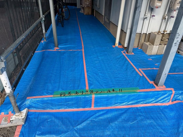 つくば市のアパート外壁塗装、金属サイディングへの塗装工程前に行った養生作業