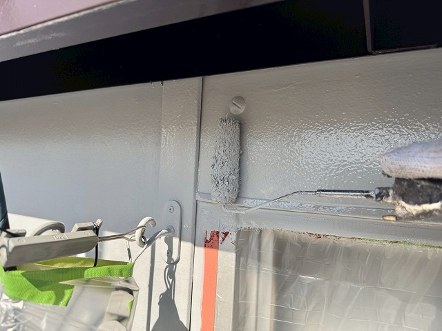 つくば市で「エスケープレミアムシリコン」を用いたアパート外壁塗装の上塗り仕上げ