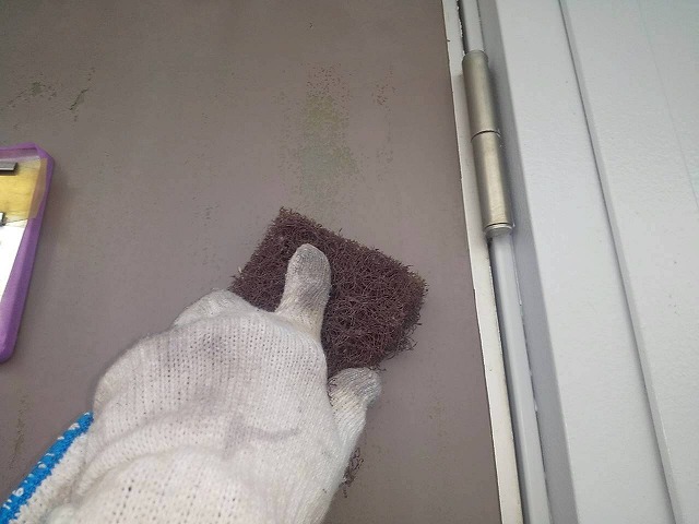 つくば市で美観の回復を図るアパート建物塗装工事、玄関ドアへの下地処理と3回塗り