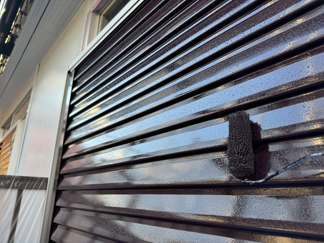 つくば市のアパート建物にて外壁シャッターや屋根パラペット部破風板金への塗装工程