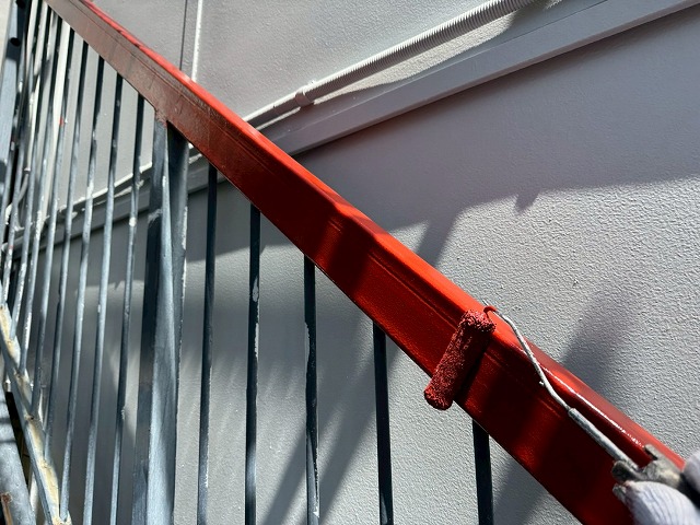 つくば市でサビが発生して傷んでいたアパート外部鉄骨階段へのサビ止め下塗り