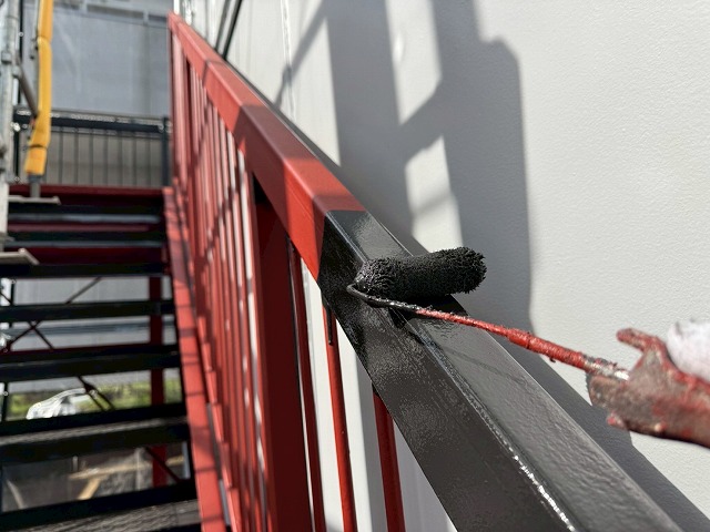 つくば市のアパート外部鉄骨階段塗装工事の中塗り、塗膜の厚みを確保して機能アップ