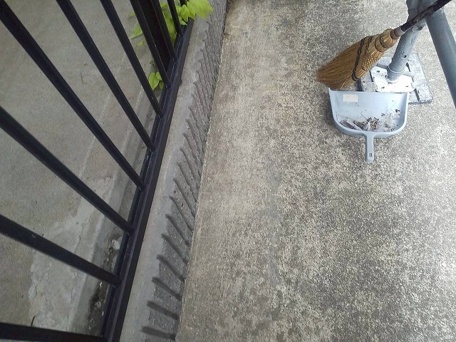 つくば市で長寿命を図るアパート修繕工事、雨樋への塗装と工事完了後の現場清掃