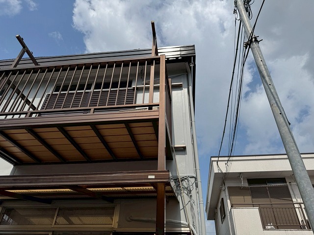 つくば市アパートの折板屋根、金属サイディング、鉄骨階段などへの塗装後の出来栄え