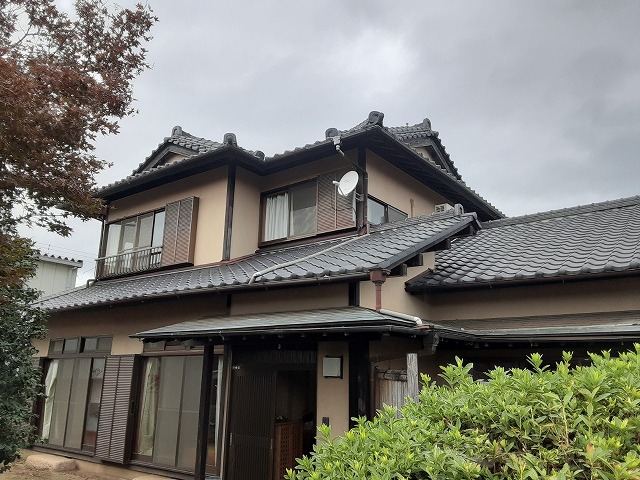 牛久市で谷と棟が入り組む複雑な形状をした入母屋屋根の住宅で発生した雨漏りの調査