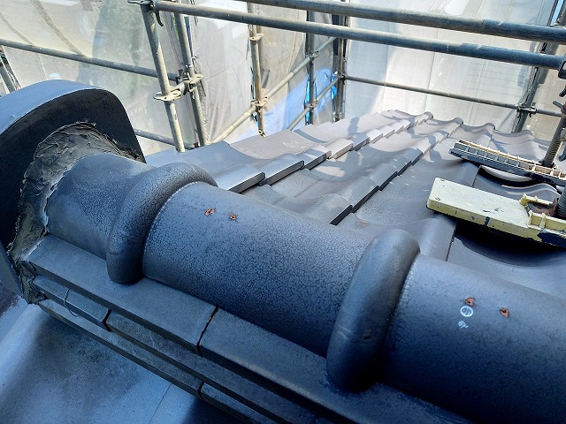 牛久市で雨漏り修理のための屋根葺き替え工事、既存の棟部解体と土台劣化状況