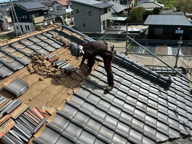 牛久市の雨漏りが発生した入母屋屋根の葺き替え工事、既存瓦屋根の撤去工程