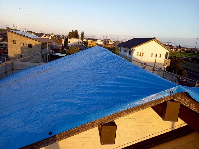 牛久市の屋根葺き替え工事、劣化で激しく傷んだ瓦桟の撤去と屋根清掃の様子