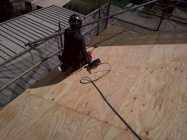 牛久市の経年劣化で雨漏りが発生した屋根の葺き替え工事の野地板増し張り工程