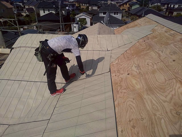 牛久市の瓦屋根の修理、雨漏りを防ぐ最後の砦となる防水シートの敷設工程