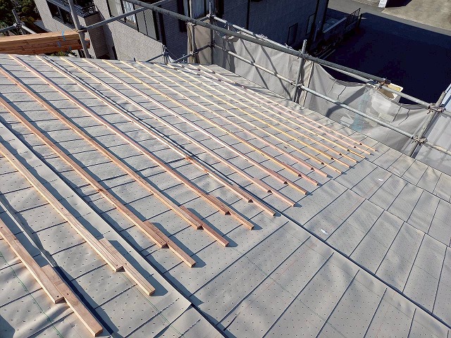 牛久市の葺き替えによる雨漏り修理、瓦材を固定してズレや落下を防ぐ瓦桟の取り付け