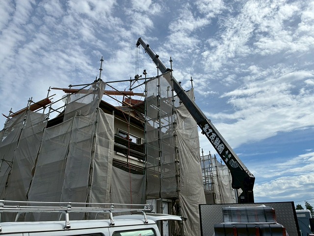 牛久市の屋根工事で使用する瓦材の搬入、ユニック車が活躍する理由も解説