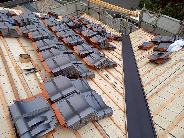 牛久市で入母屋住宅の屋根葺き替え工事、複雑形状をした屋根への谷板金取り付け