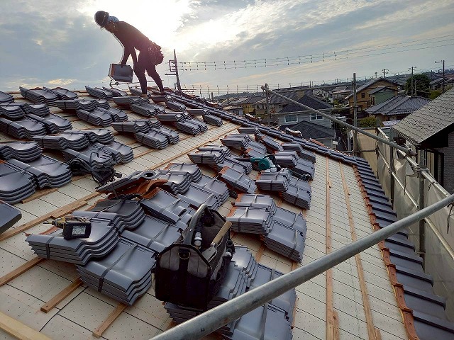 牛久市の瓦屋根本体葺き、防災J形瓦の軒瓦や桟瓦、雪止瓦などの本体葺き
