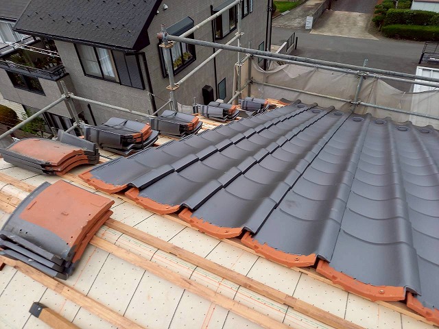 屋根葺き替え工事の「防災Ｊ形瓦エース」の釘留め施工