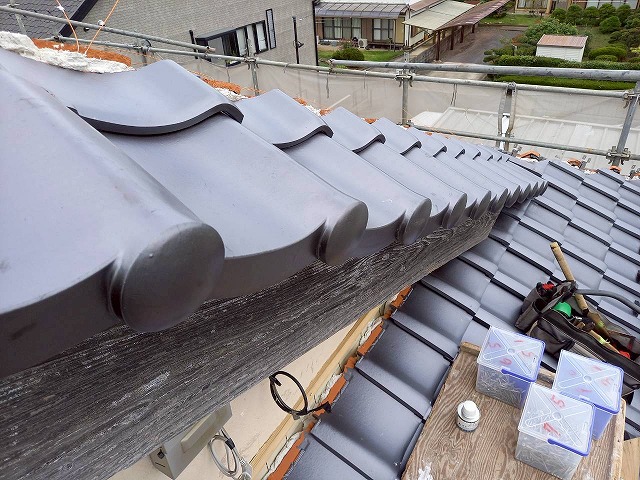 牛久市の入母屋造の住宅で屋根の美観や風格を高める箕甲部への掛瓦設置工程