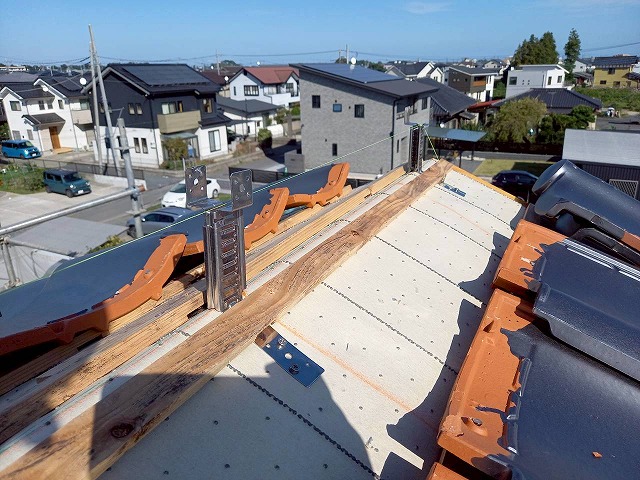 牛久市のガイドライン工法を用いた屋根葺き替え、大棟や隅棟への補強金具取り付け