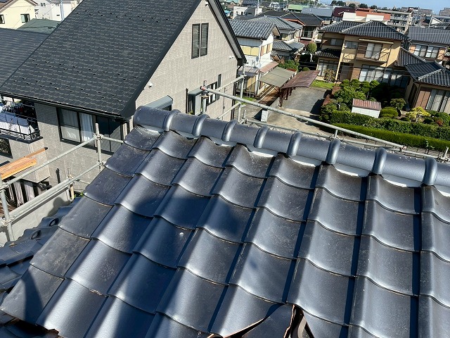 牛久市で屋根葺き替えの棟仕上げ工程、ガイドライン工法による7寸丸瓦の設置