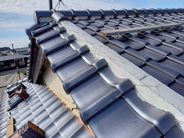 牛久市の屋根風切丸の設置工程、型枠とモルロック（漆喰材）を使った土台づくり