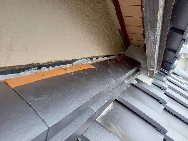 牛久市で雨漏りが多い下屋根と外壁との取り合い部にモルロックやのし瓦で雨仕舞処理