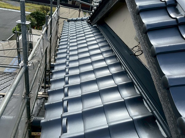 牛久市で下屋根と外壁との取り合い部への雨押え板金取り付けによる雨仕舞処理