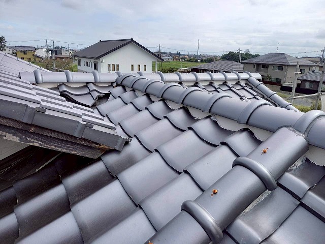 牛久市の葺き替え工事で生じた棟瓦や板金部材の隙間部分へのコーキング処理