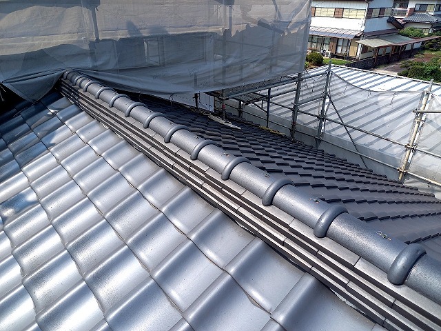 牛久市の下屋根でガイドライン工法による棟瓦取り直し、棟解体と補強金具取り付け