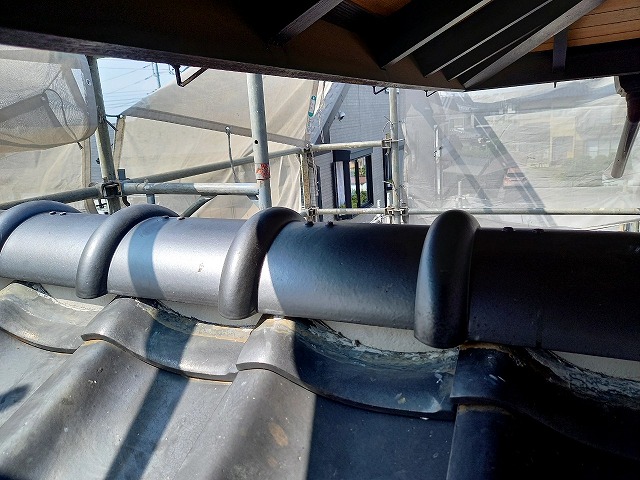 牛久市でガイドライン工法に基づく棟瓦取り直し、7寸丸瓦を用いた仕上げ工程