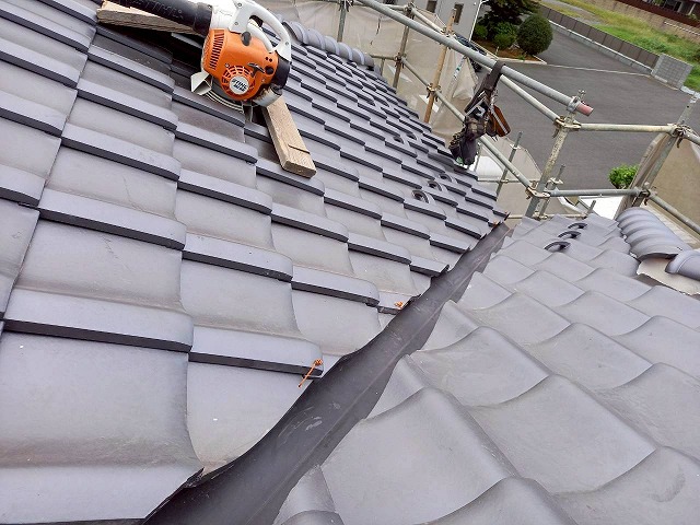 牛久市で屋根の谷部勝手瓦に対する銅線固定や施工後の清掃にて屋根工事の完成