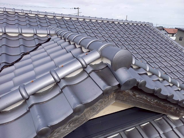 牛久市の入母屋造住宅で雨漏り修理のため行ってきた屋根葺き替え工事の完成後仕上がり