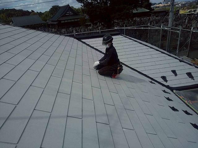 石岡市の積水ハウスアパートにて経年劣化でひび割れたカラーベスト屋根のコーキング補修