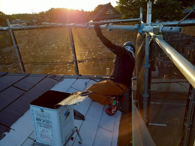 石岡市の積水ハウスアパートにてラジカル制御型塗料を用いた屋根塗装工事の中塗り