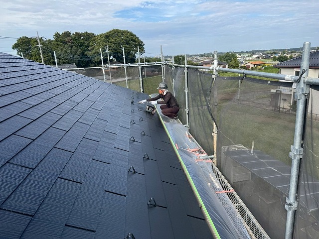 石岡市で「エスケープレミアム」による積水ハウスアパートの屋根塗装仕上げ工程