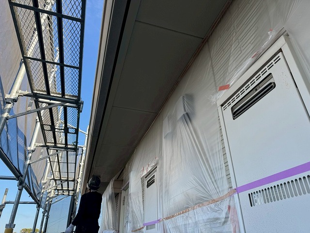 石岡市のアパート塗装で入居者に配慮した付帯部塗装前の養生工程