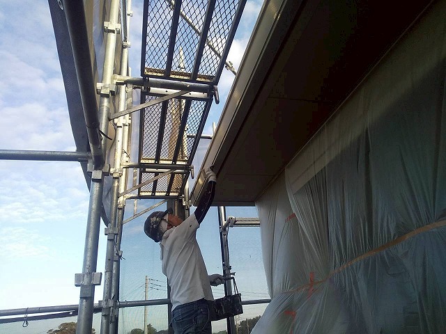 石岡市の積水ハウスアパート建物塗装、経年劣化で色あせた雨樋や鼻隠しに対する塗装