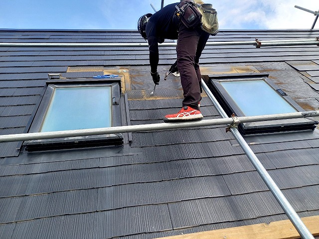 稲敷郡美浦村のトップライト撤去工事、「スレーターズリッパー」を用いたスレート屋根解体