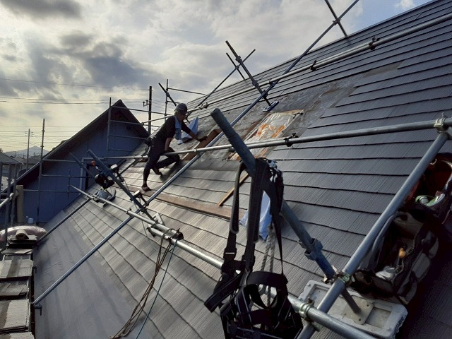 稲敷郡美浦村の屋根トップライト撤去工事、開口部への断熱材充填と合板張り工程