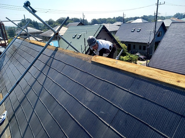 稲敷郡美浦村でカラーベスト屋根へのカバー工事、屋根頂上部の棟板金と貫板の撤去