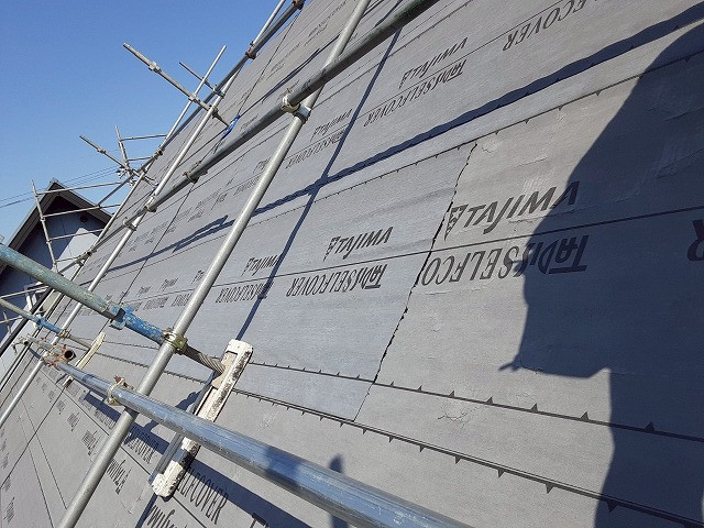 稲敷郡美浦村の屋根カバー工事、既設トップライト撤去後のルーフィング敷設工程