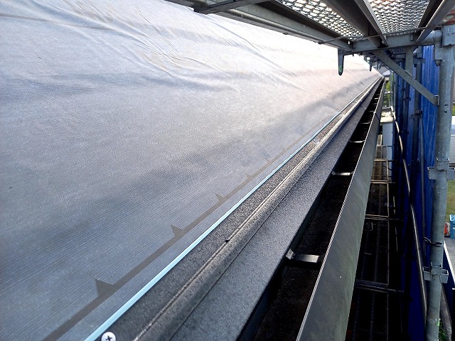 稲敷郡美浦村でガルバ屋根カバー工事、軒先を雨水から守る「改修用一体唐草」の取り付け