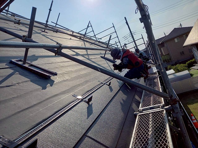 稲敷郡美浦村にてスーパーガルテクト本体葺きの開始状況や雪止め金具の取り付けなど