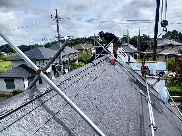稲敷郡美浦村の屋根カバー工法リフォーム、換気棟の設置で建物に優しい住まいづくり