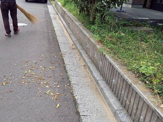 稲敷郡美浦村の屋根リフォームが完成、近隣へ配慮した現場周辺への清掃の様子