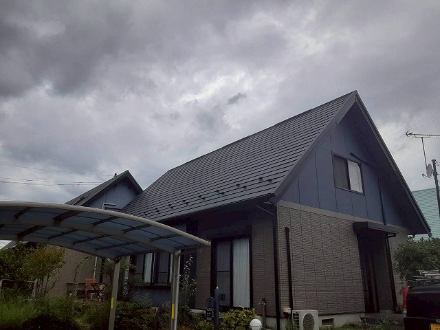 トップライトの撤去とカバー工法による屋根リフォーム完成後の住宅