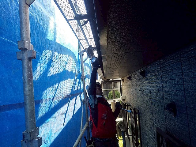 稲敷郡美浦村にて劣化した雨樋の交換工事を開始、まずは古い雨樋の取り外しから