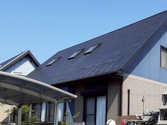 経年劣化による雨樋交換リフォームを行う住宅の外観