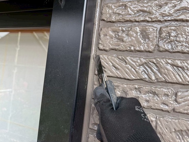 稲敷郡美浦村の外壁シーリング打ち替え工事、足場設置と劣化した既存シーリングの除去