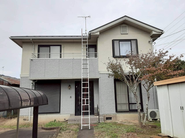 はしごをかけて屋根へ上がる準備