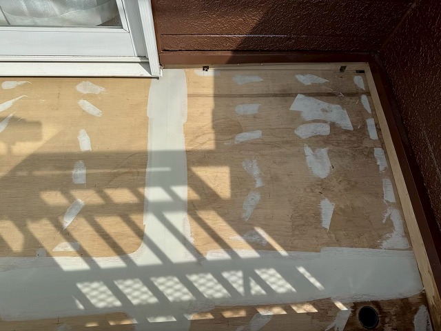 石岡市でベランダの雨漏り修理、防水の勾配不良を排水ドレンの増設で解決